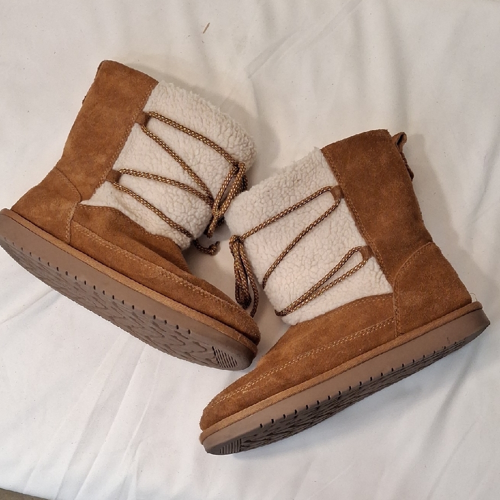 Koolaburra By UGG. Brown and Cream Winter Boots. Fleece Lining For Warmth.